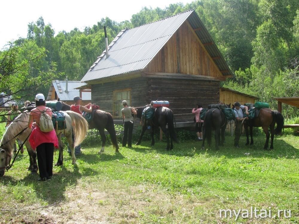 Туристы на турбазе «Амаду» готовятся в конный тур